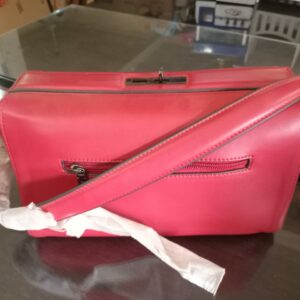Sac à main femme au design moderne et élégant, réalisé en similicuir rouge